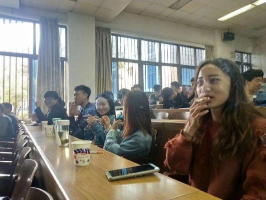 烟草专业的同学在上课...-微看VCAN
