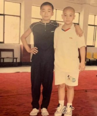 1996年，12岁的王宝强和8岁的释小龙-微看VCAN