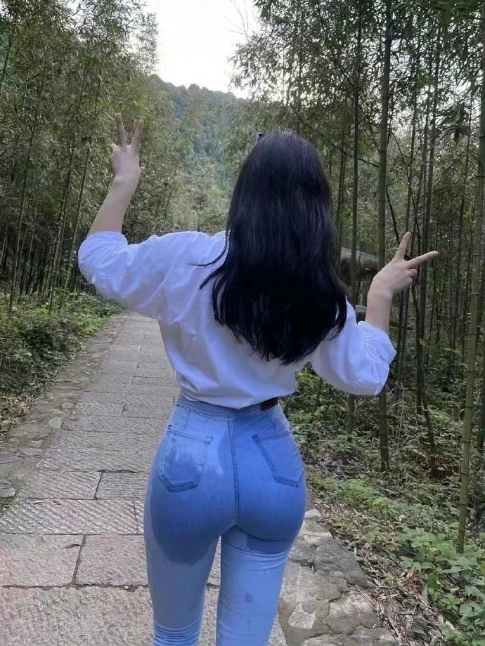 没想到公园的凳子是湿的，坐一下裤子就湿了-妹子图社区-休闲娱乐-微看VCAN
