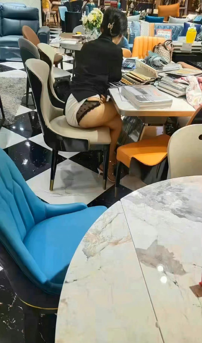 要不要委婉提醒她一下 ​​​-妹子图社区-休闲娱乐-微看VCAN