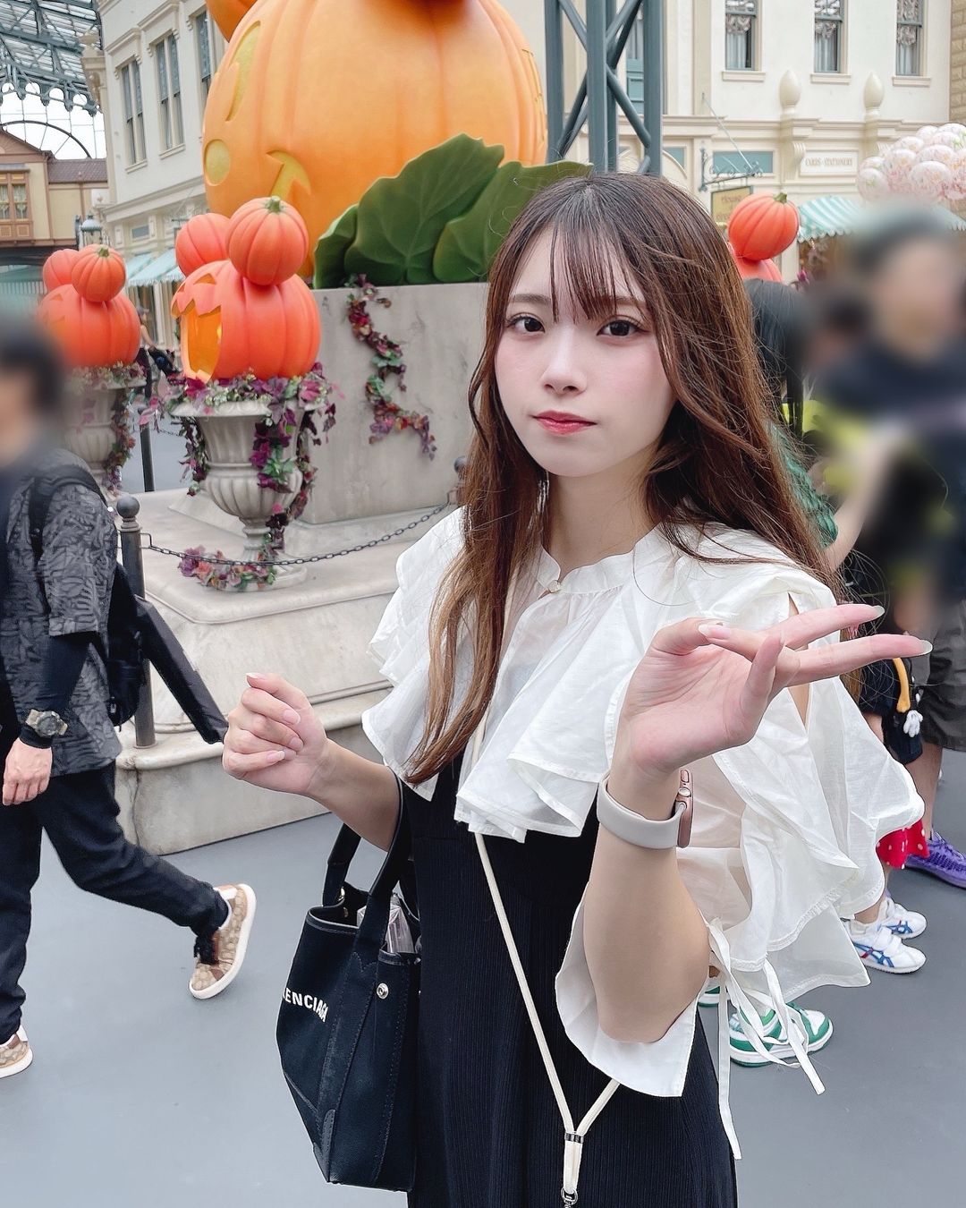 冷酷脸的「纯欲感」！ 《红羽りお》性感掀衣让你评估「事业线」！-微看VCAN
