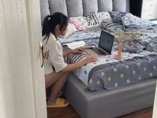 老妈进来的时候，假装在学习-微看VCAN