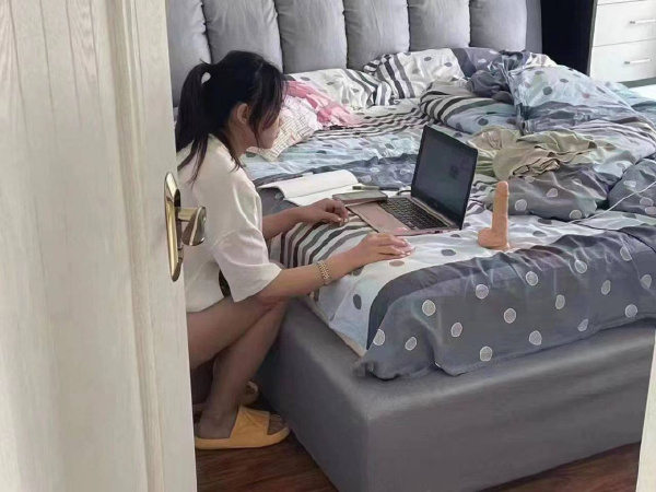 老妈进来的时候，假装在学习-无聊图社区-休闲娱乐-微看VCAN